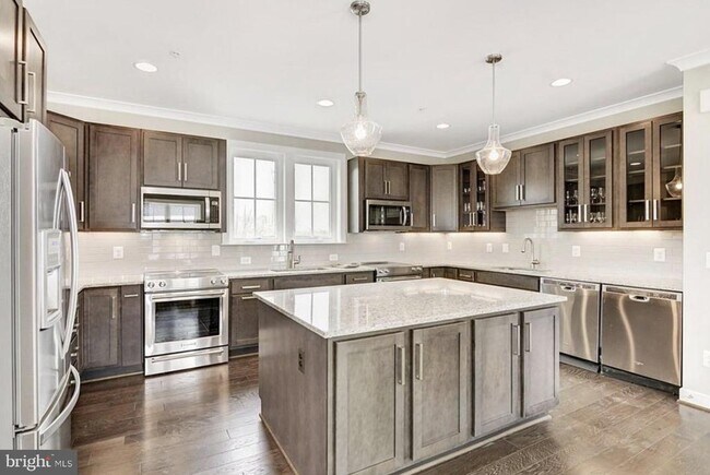 Building Photo - 1020 Railroad Ave