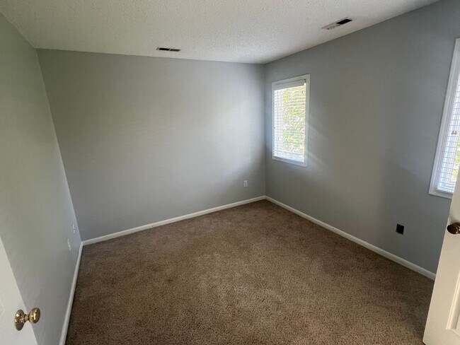 Building Photo - 3BR/3.5BA on the North End