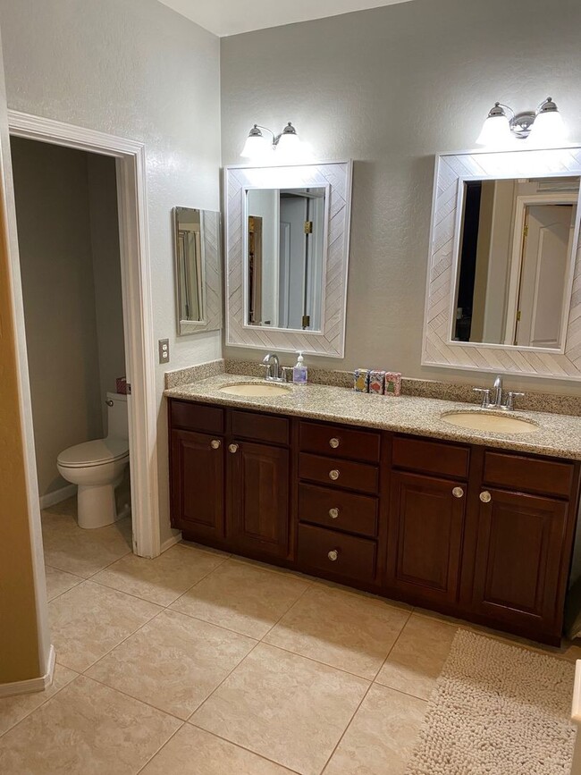 Building Photo - Upgraded and Spacious 5 Bed/3 Bath in Nort...