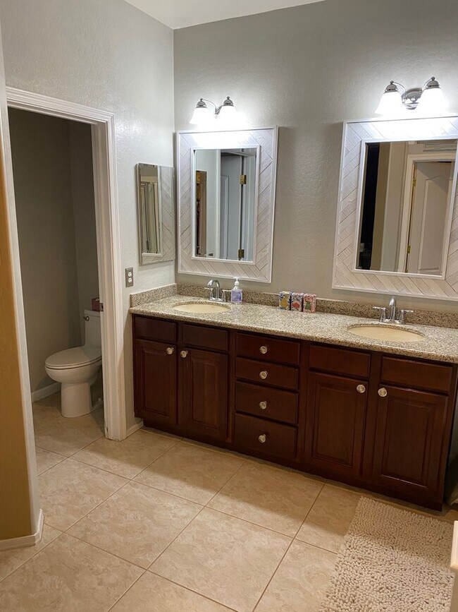 Building Photo - Upgraded and Spacious 5 Bed/3 Bath in Northwest Phoenix