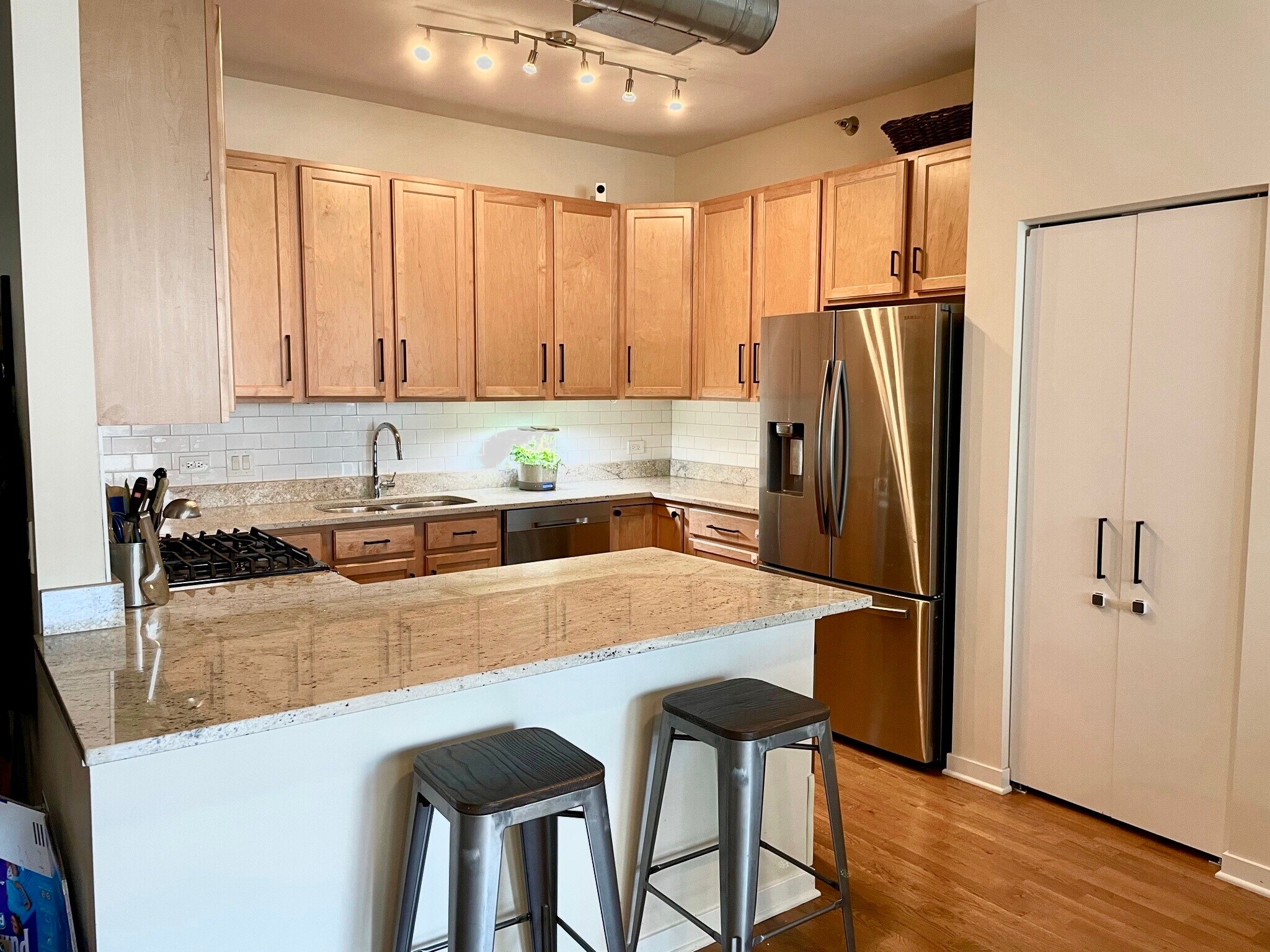 Building Photo - 909 W Washington Blvd