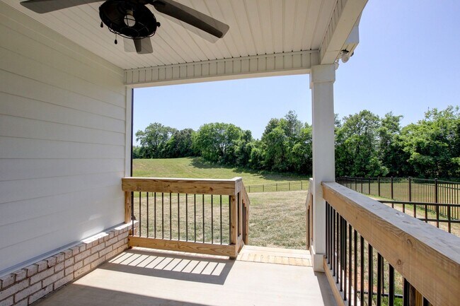 Building Photo - Fresh and Clean 3 bed/2 bath minutes from Exit 8.  Show Stopper!