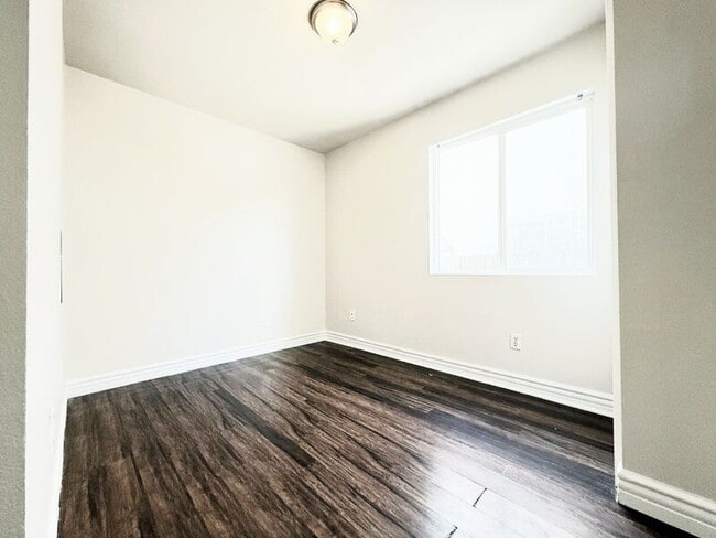 Building Photo - 844 W 54th St