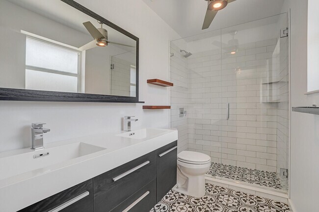 Building Photo - 930 S Lakeside Dr