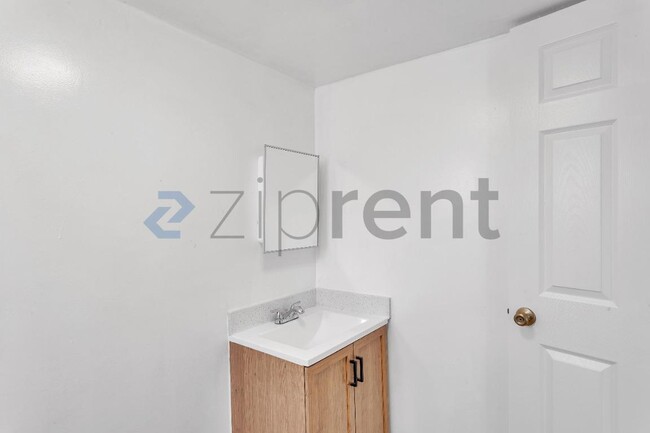 Building Photo - Unit