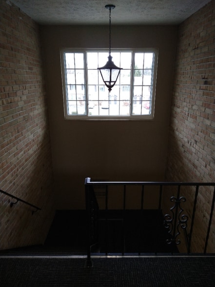 Building Photo - 1103 W Maple St