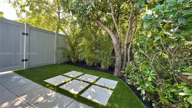 Building Photo - 1109 NE 6th Ave