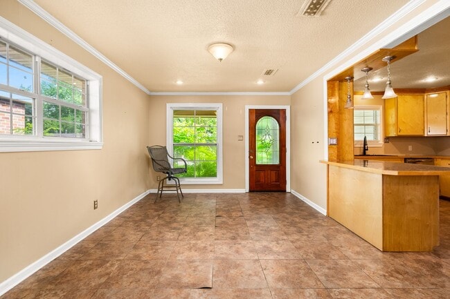 Building Photo - 2020 Clover Ln