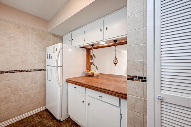 Building Photo - 2232 S Piney Point Rd