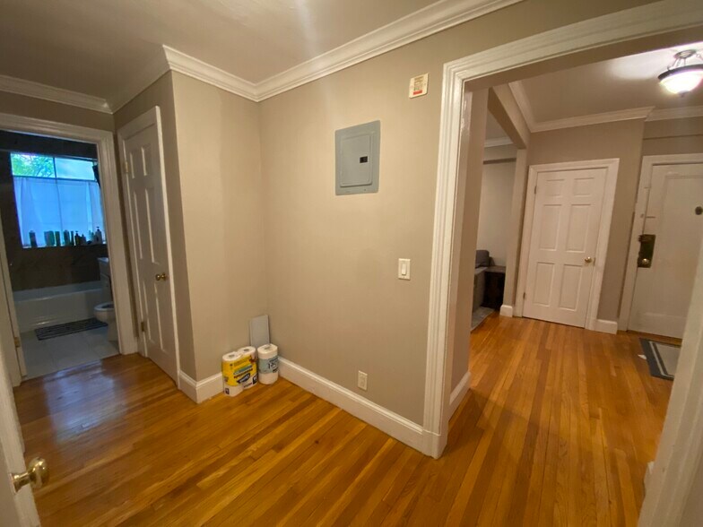 Building Photo - 93 Strathmore Rd