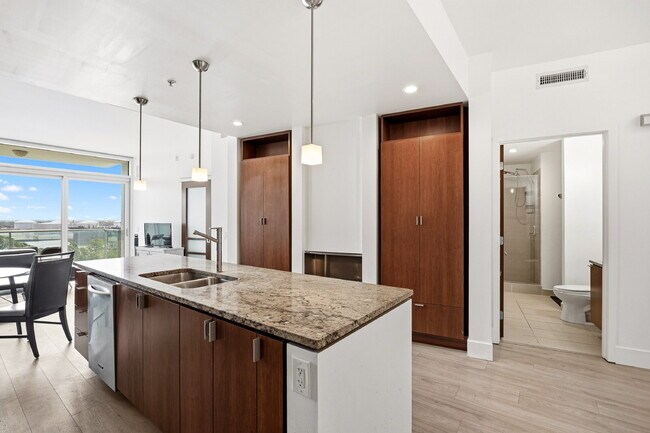 Building Photo - "Experience Urban Elegance: Spacious 2BR/2BA Condo in the Heart of Tampa!"
