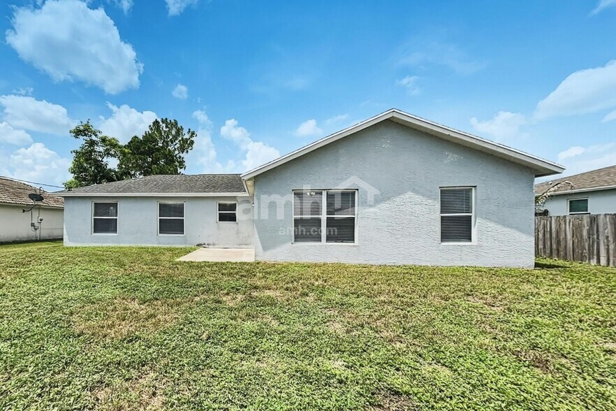 Building Photo - 3965 SW Laffite St