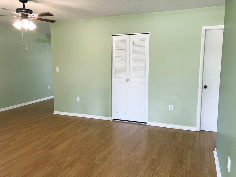 Building Photo - 913 Schumann Dr