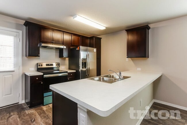 Building Photo - 1932 Bluethroat