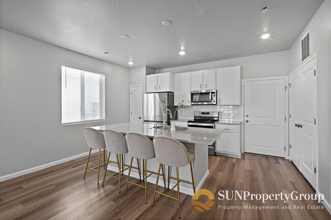 Building Photo - Stunning Duplex In Desirable Saratoga Springs!