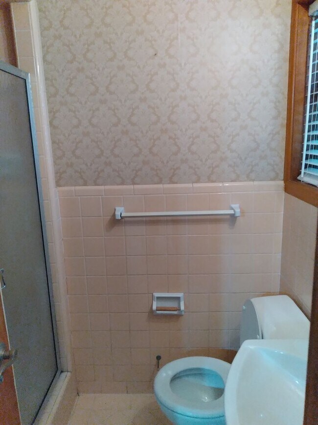 Building Photo - Great location