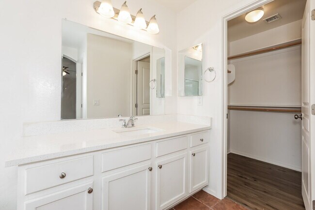 Building Photo - 39812 N Vincenza St