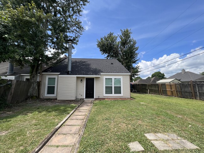 Building Photo - 9033 Pecan Tree Dr