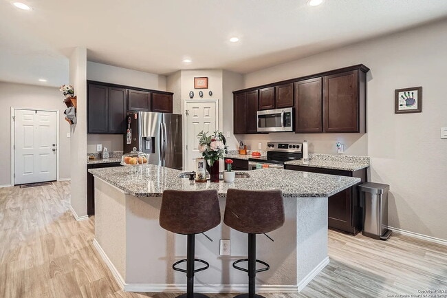 Building Photo - Spacious 4 Bedroom with Primary Suite Downstairs!