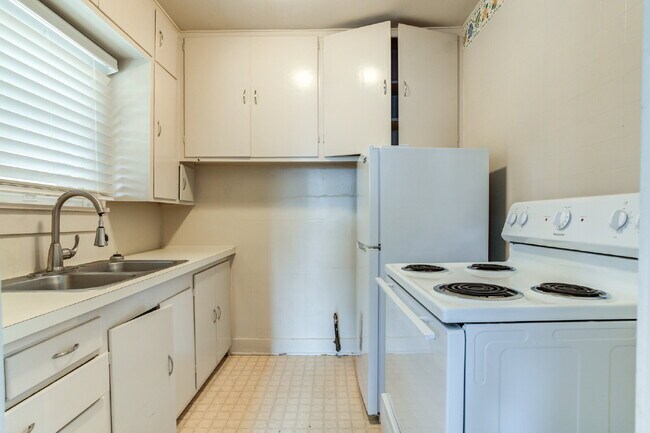 Building Photo - Pre-lease 2026! Corner lot house with Large bedrooms