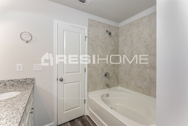 Building Photo - 205 Wellbrook Ct NE
