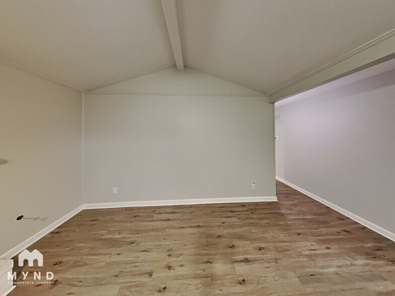 Building Photo - 14839 Greenvalley Dr