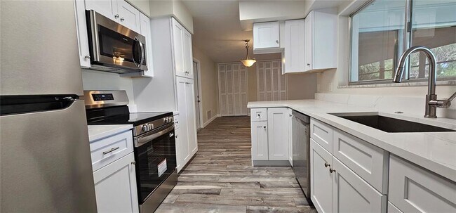 Building Photo - 1329 Fairfield Dr