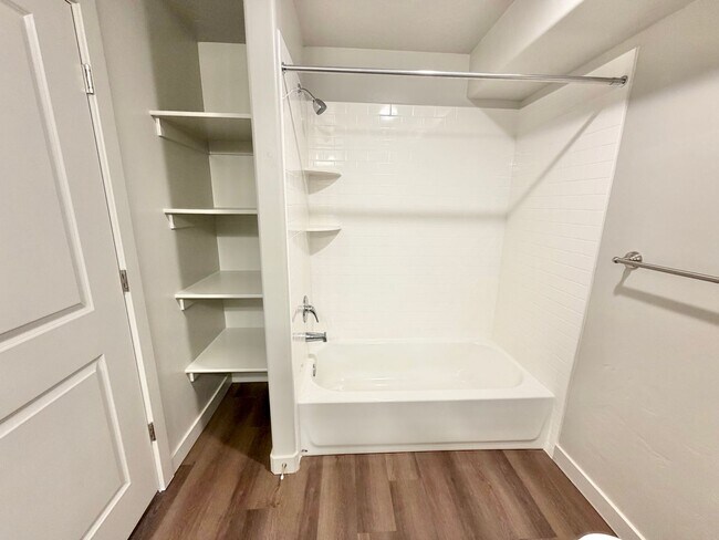 Building Photo - 2 Bed Lone Rock Condo!