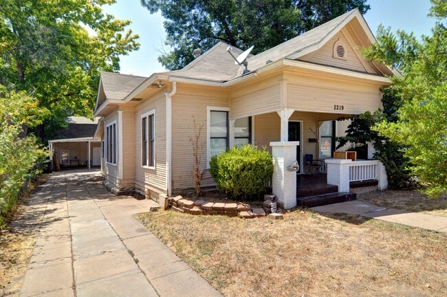 Primary Photo - 2219 Refugio Ave