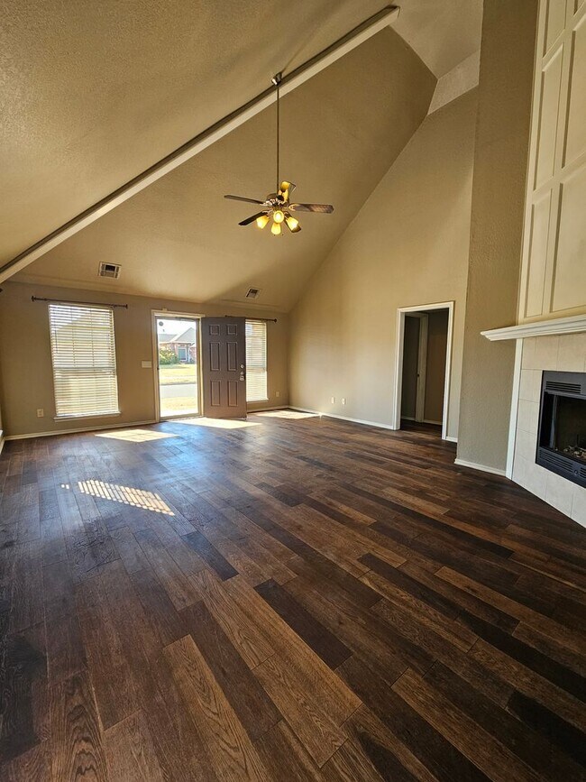 Building Photo - (3) Bed or (2)Bed + Bonus Room/(2.5) Bath in Moore Avail NOW! Pets Negotiable!