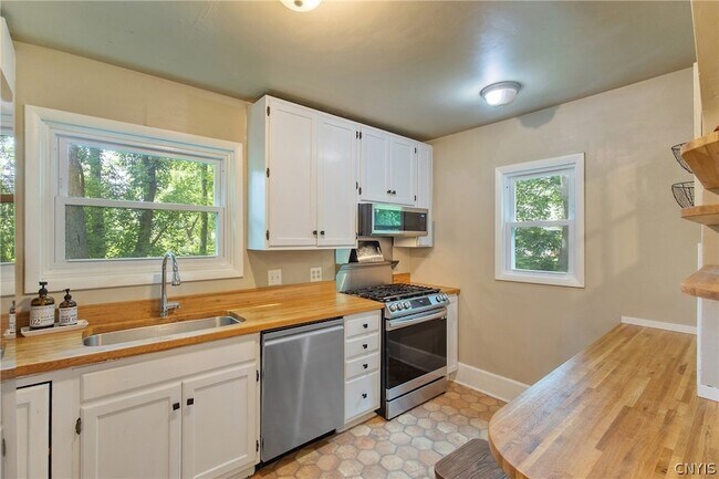 Building Photo - 562 Buckingham Ave