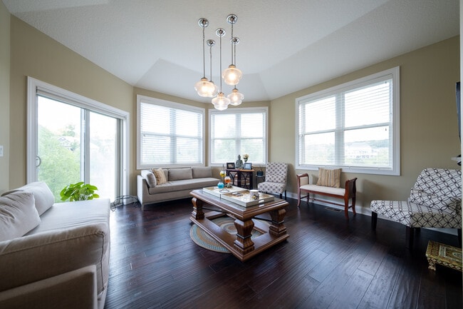 Building Photo - 727 Aster Rd