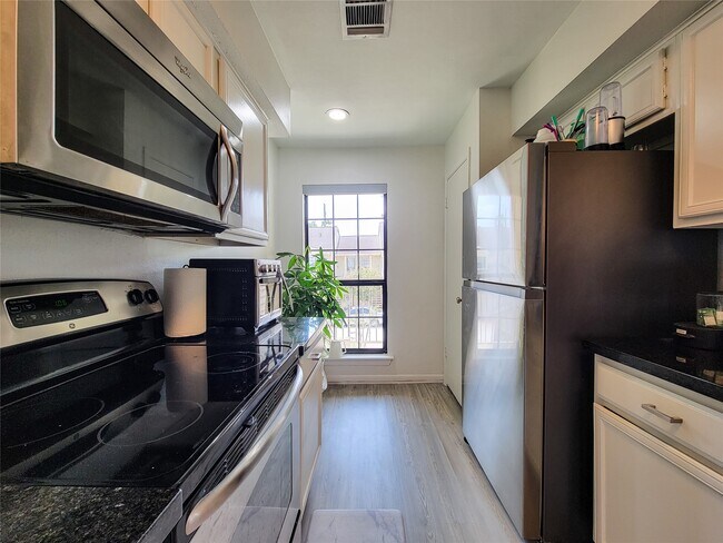 Building Photo - 755 Bering Dr