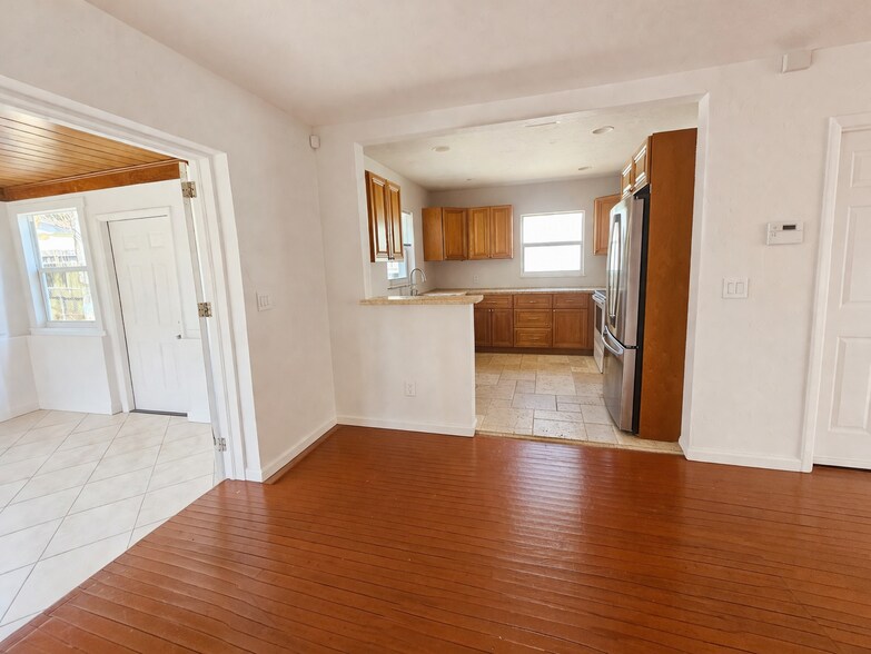 Building Photo - 811 N B St