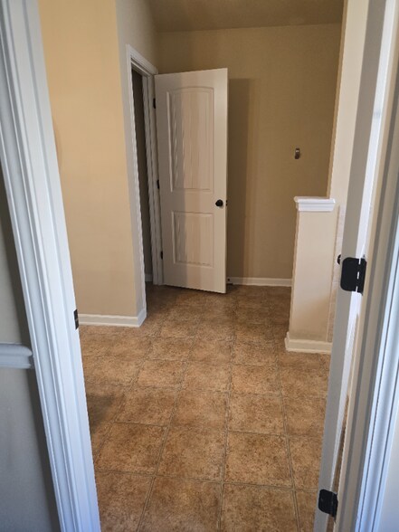 Building Photo - 2797 Huntcliffe Dr