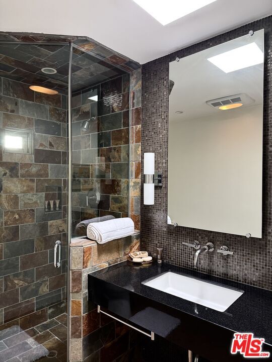 Building Photo - 1555 Rising Glen Rd