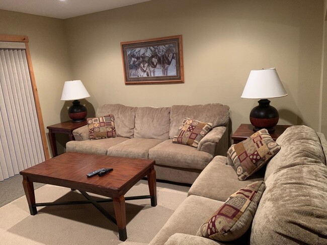 Building Photo - Short Term Winter Rental - 3 Bed / 5 Bath ...