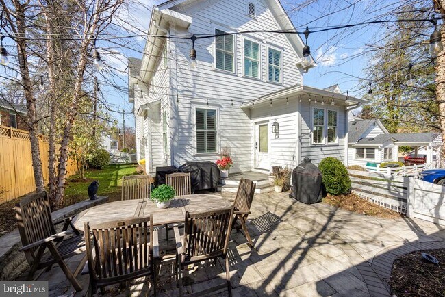 Building Photo - 323 S West St