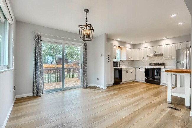 Building Photo - 4 BED 3 BATH HOUSE NEAR CREAK PARK!!!