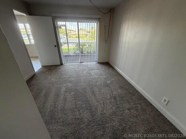 Building Photo - 1546 SE Royal Green Cir