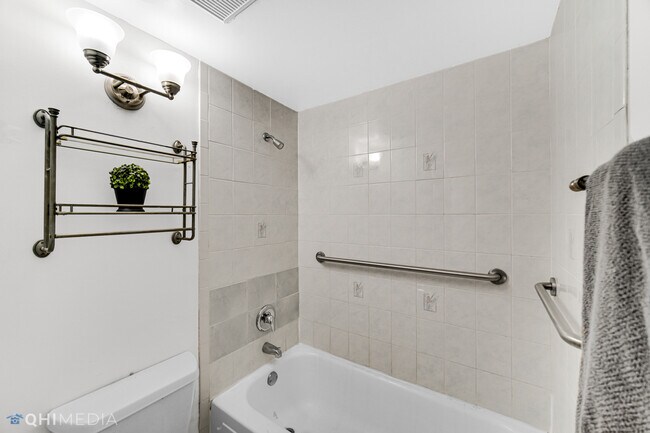 Building Photo - 6340 Americana Dr
