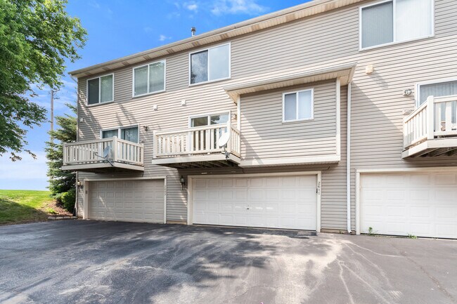 Building Photo - 2611 Canyon Dr