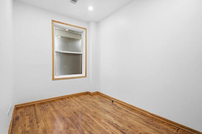 Building Photo - 2723 N Clark St
