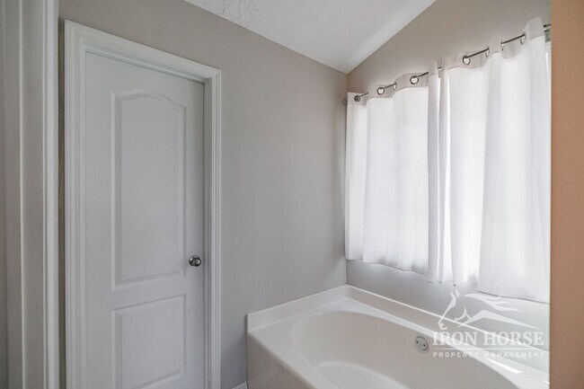 Building Photo - 501 Spratlin Dr