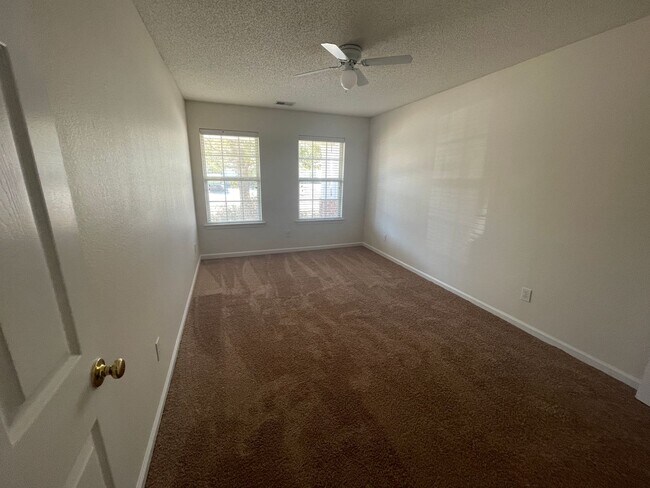 Building Photo - 3 bedroom home available in Oak Pointe sub...