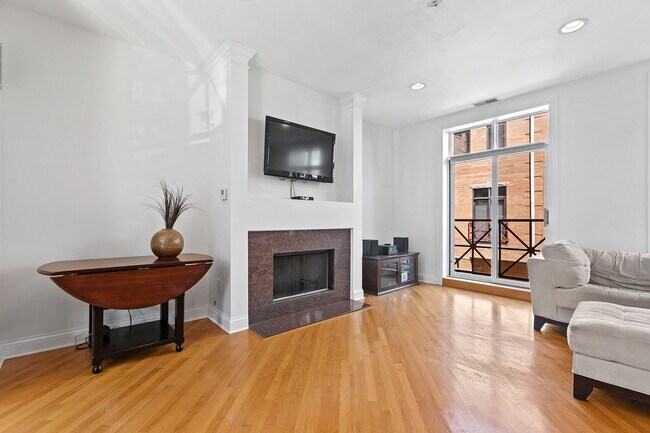 Building Photo - 1350 W Byron St