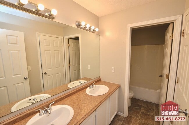 Building Photo - Excellent Des Moines Home