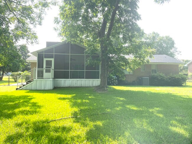 Building Photo - 2779 Hillcrest St NE