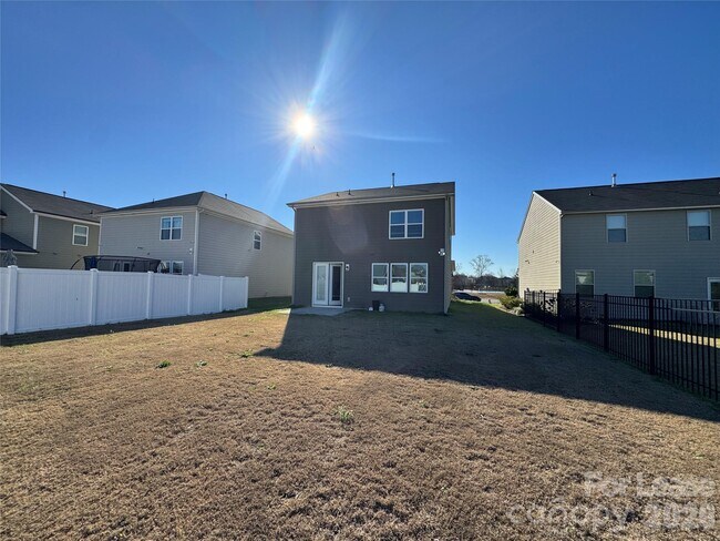 Building Photo - 2011 Weddington Pointe Dr