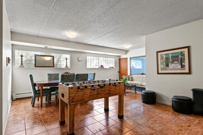 Building Photo - 110 Green Bay Rd